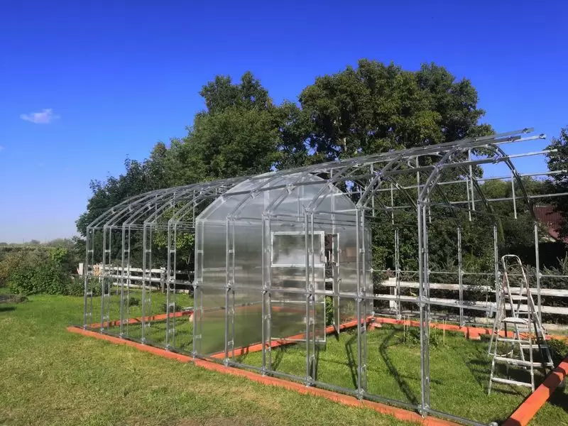 Перегородка для прямостенных теплиц с арочной крышей